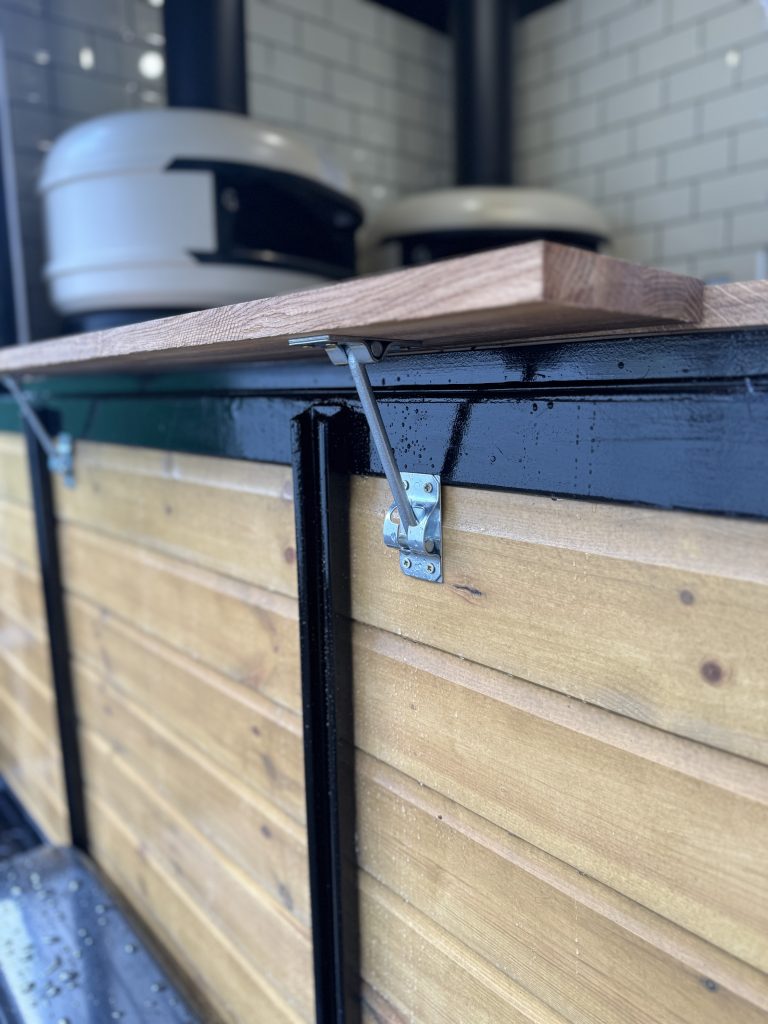 door retainer for shelf